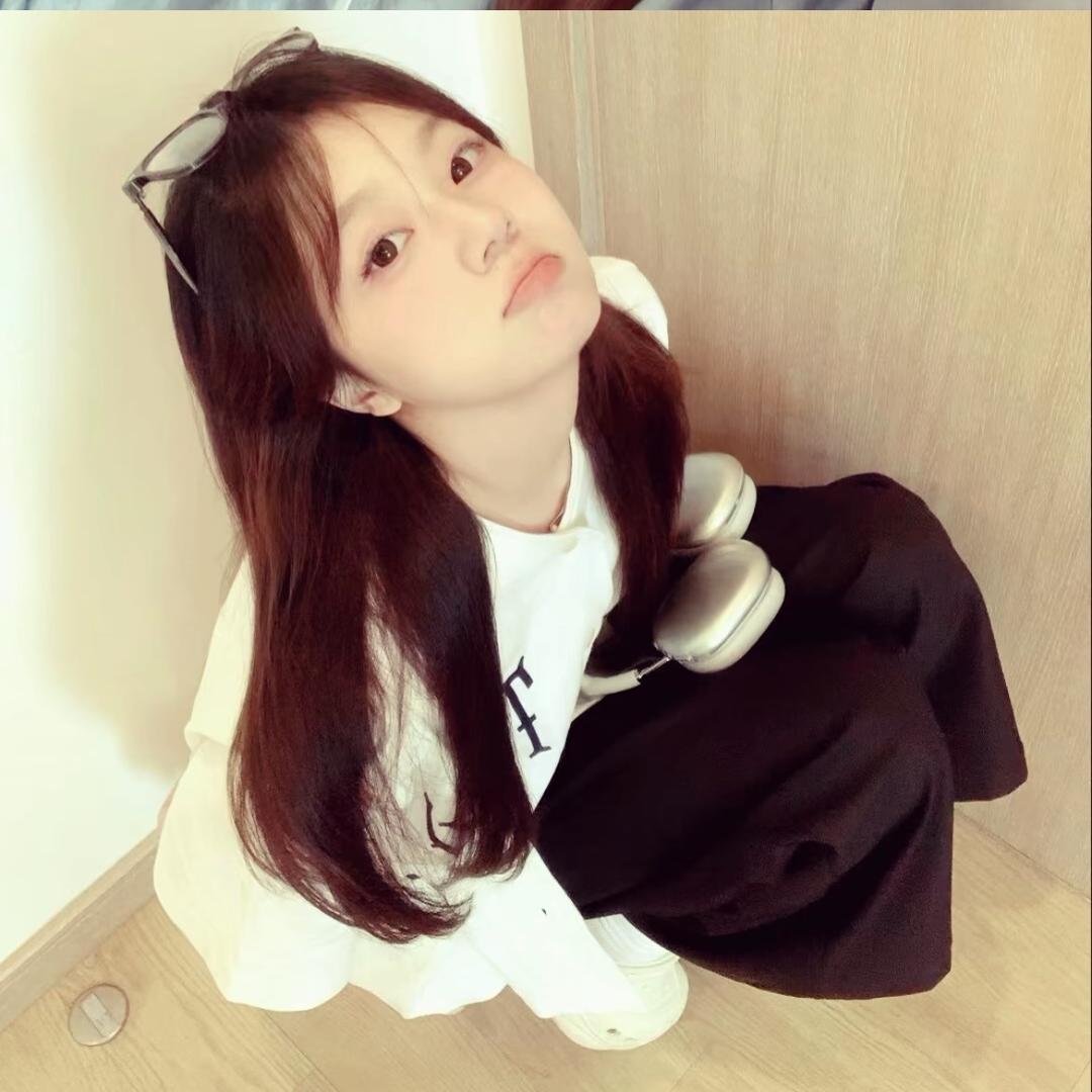 记得右眼有颗痣