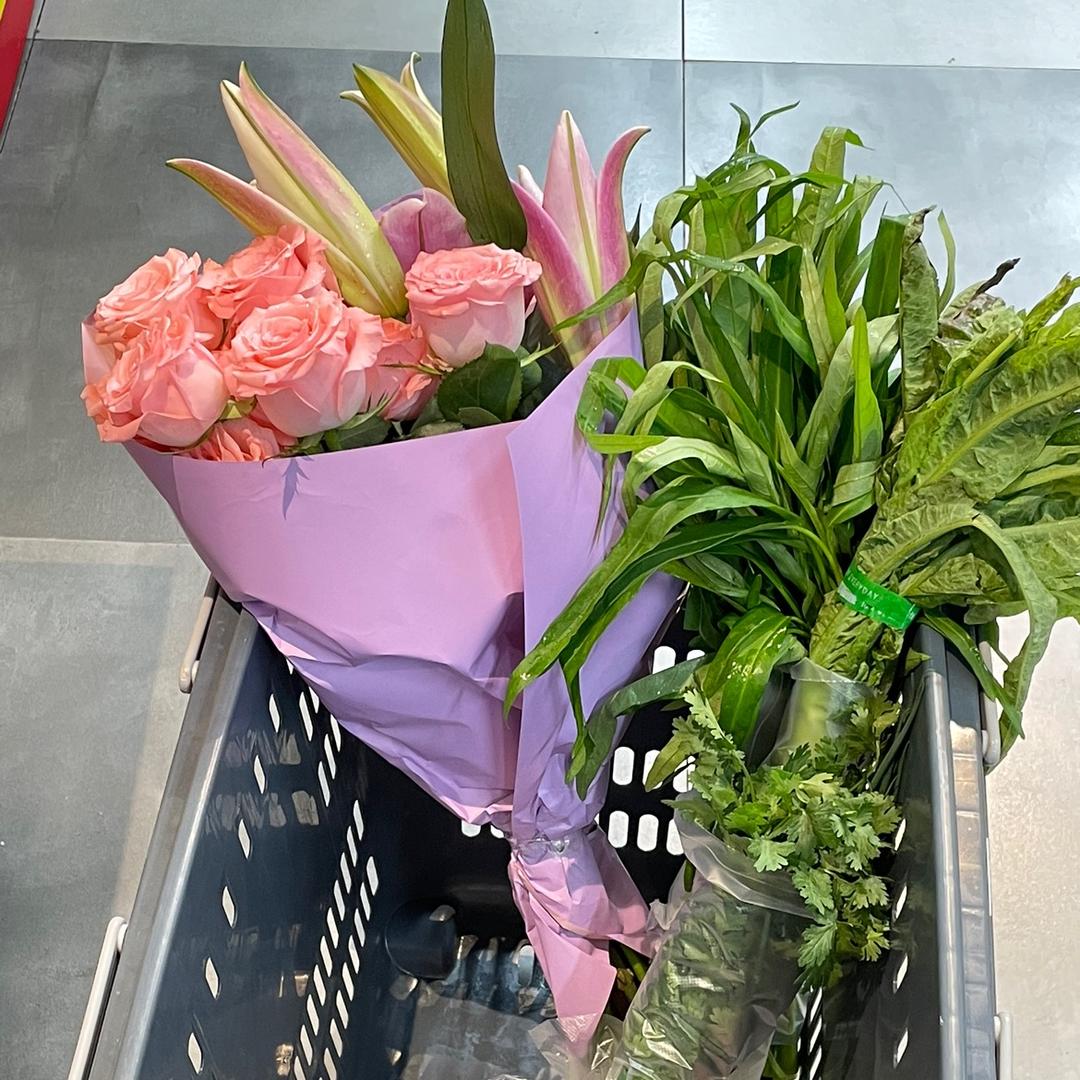 向日葵下的梅花鹿