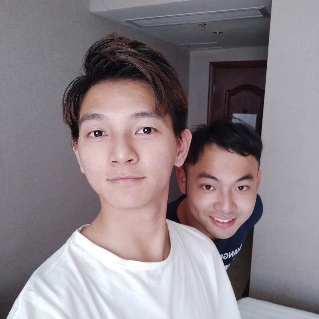 蓝天白云。