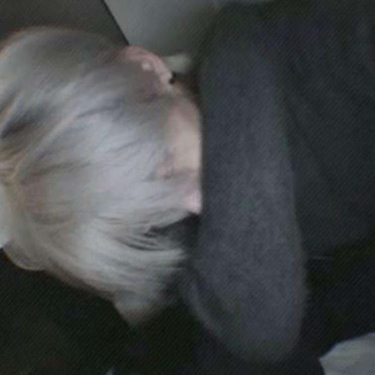 于此
