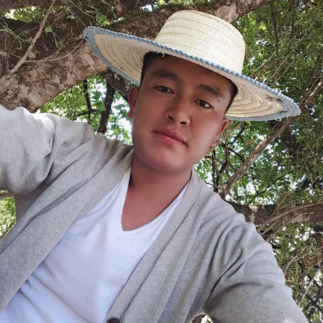 罗央