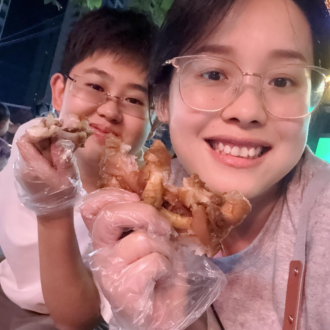 二宝爱吃卤猪蹄儿