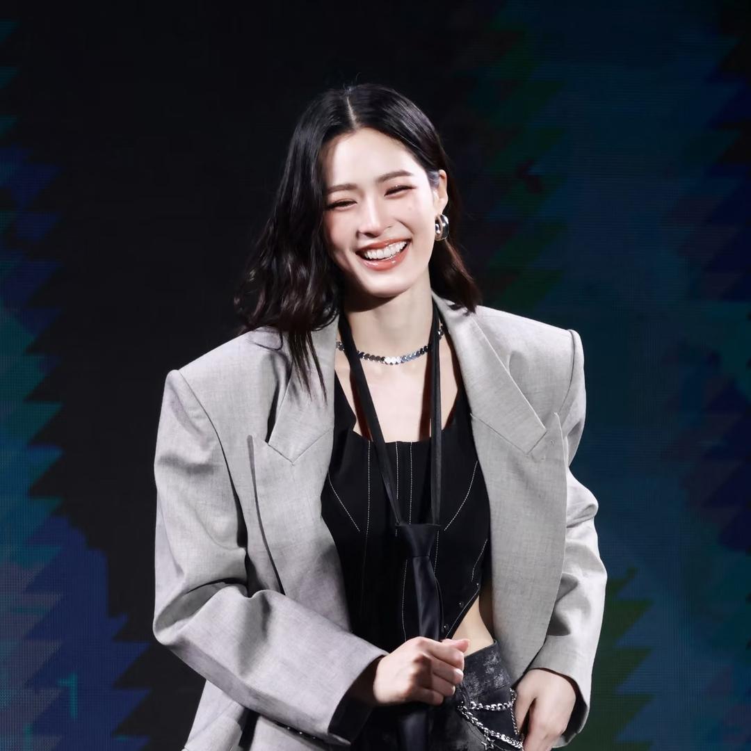 美女也会ᵉᵐ°