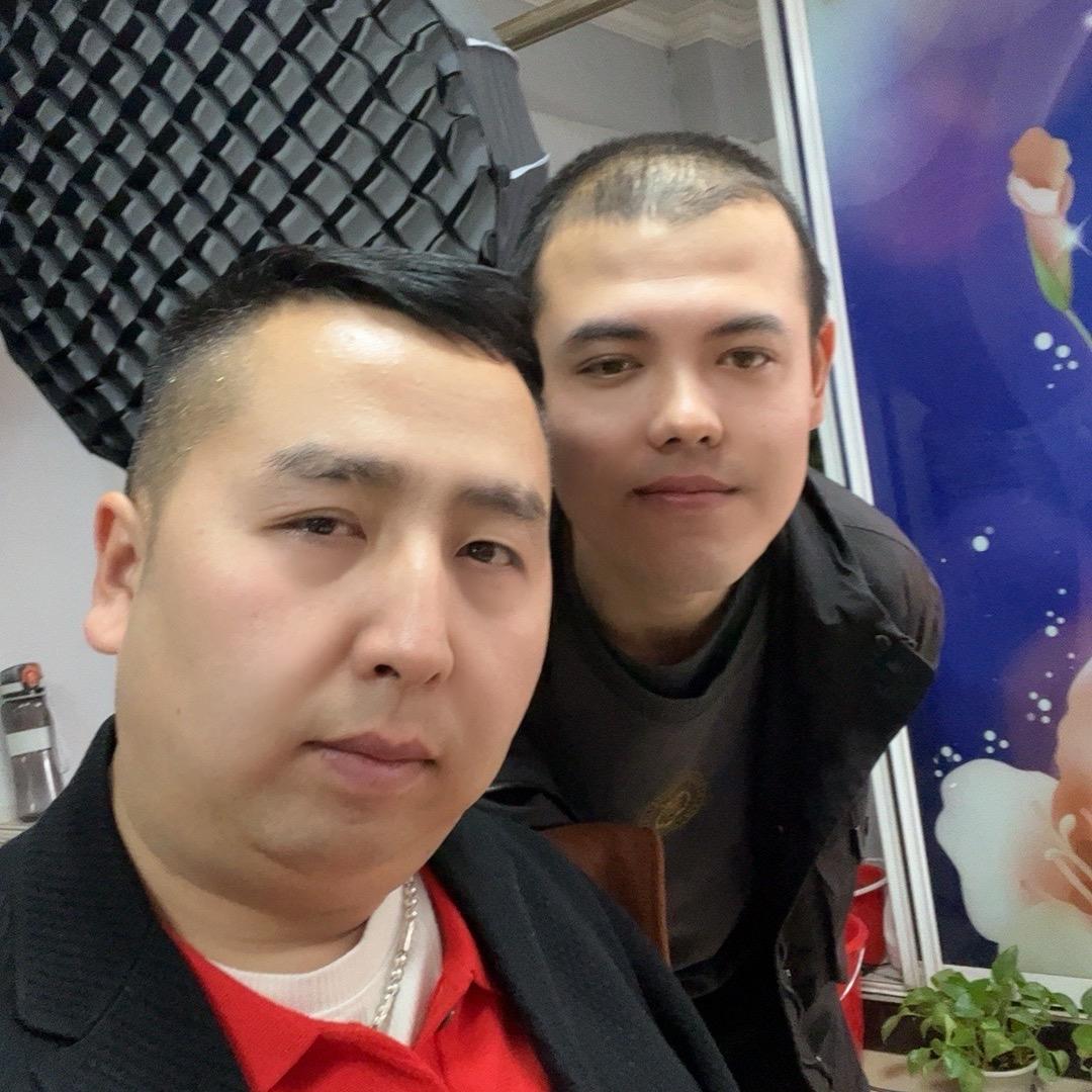 艾力微笑