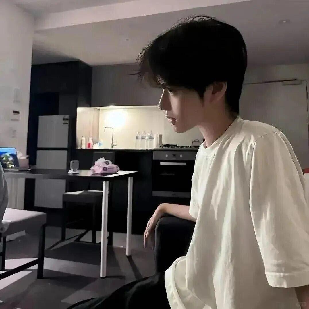 一天炫八碗大米饭.