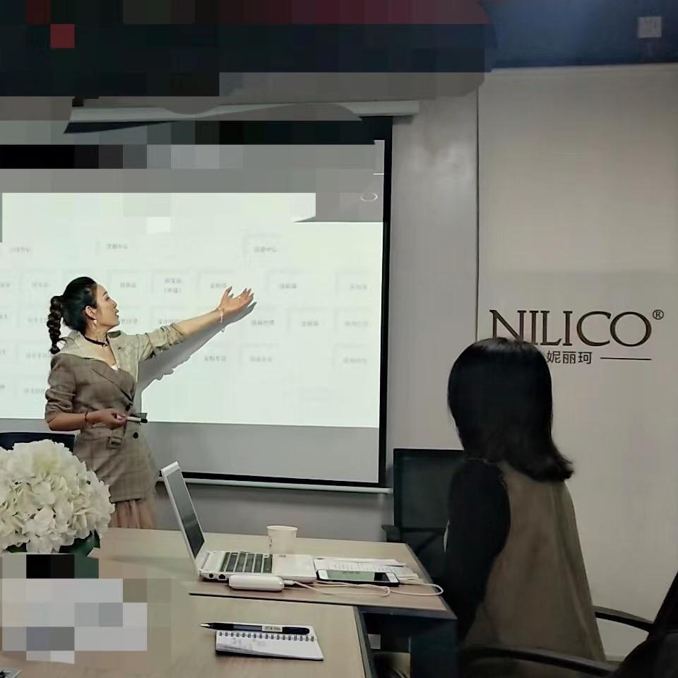 设计师陈媚轻奢女装NILICO