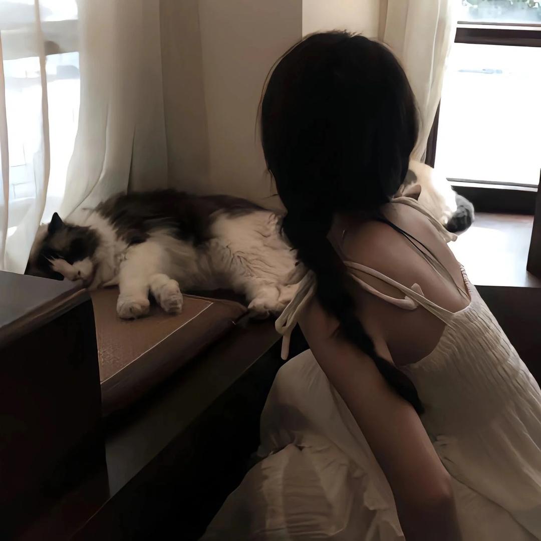 对方正在长头发～