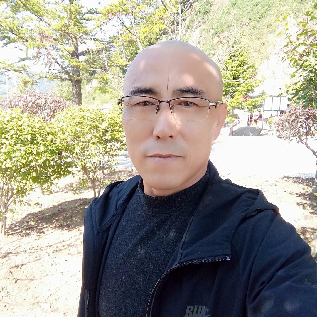 温柔的大男孩儿。