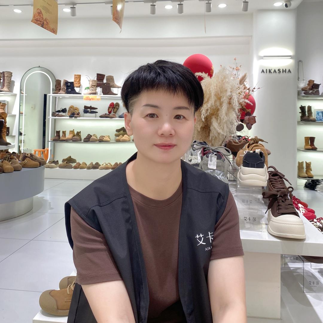 潜江艾卡莎品牌集合店