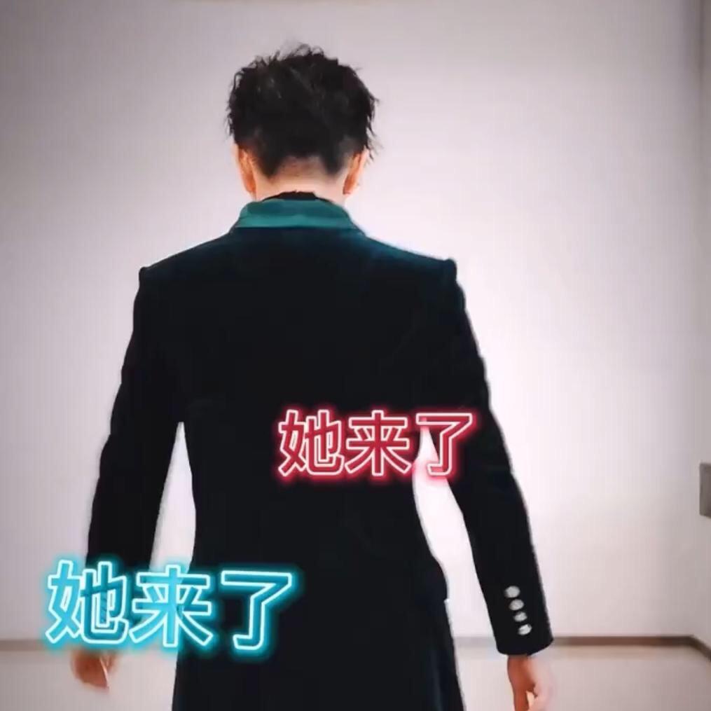 挥着长胡子的女孩