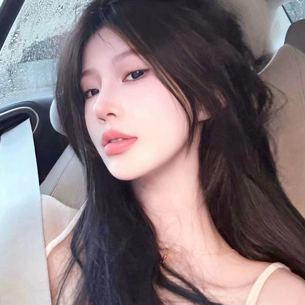李佳薇.