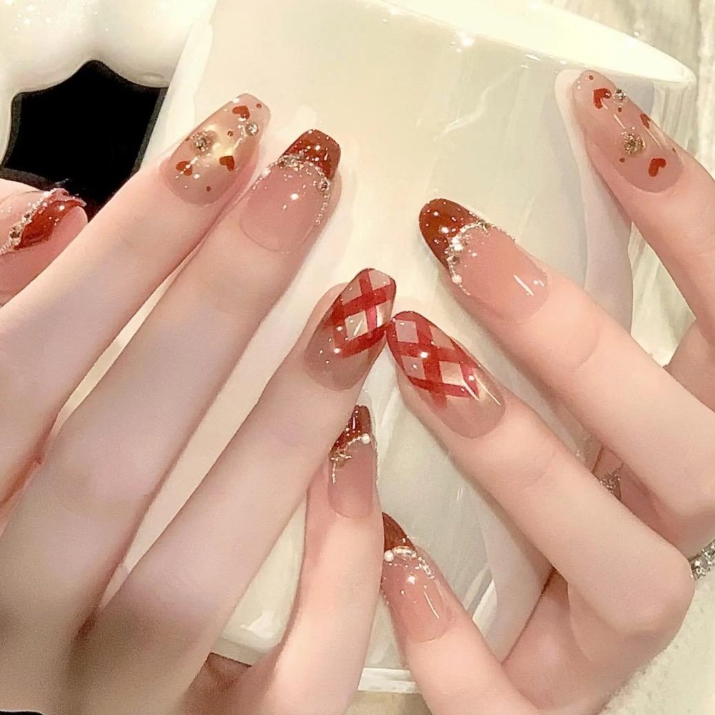 搓指甲的小男孩💅