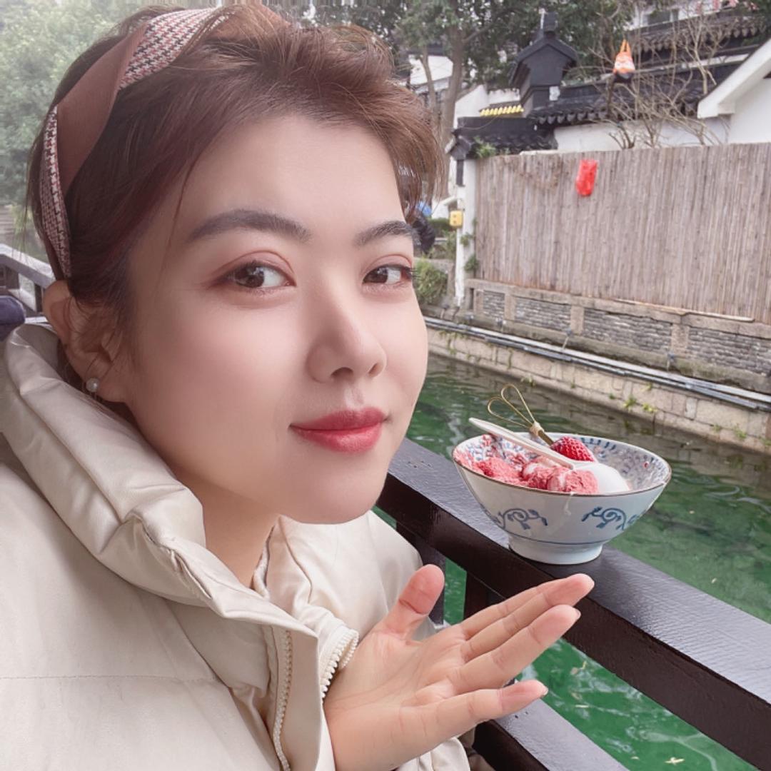 卖蓝莓的小姐姐