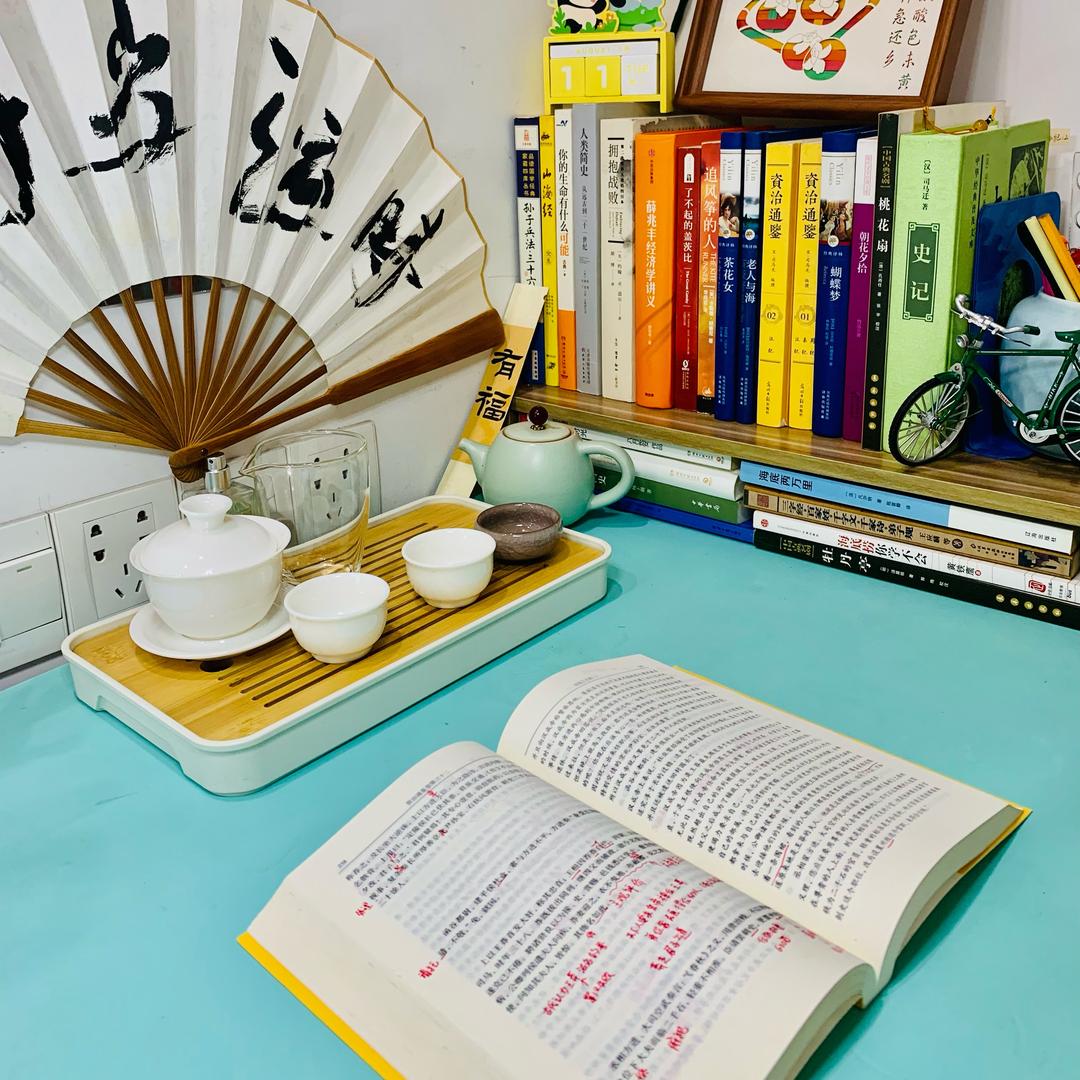 写作业的小同学