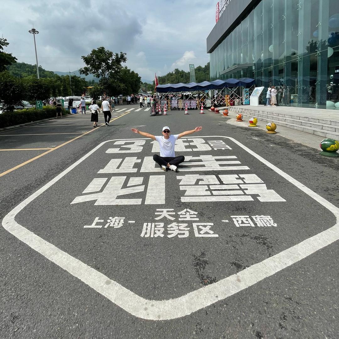 任世界灯火阑珊。