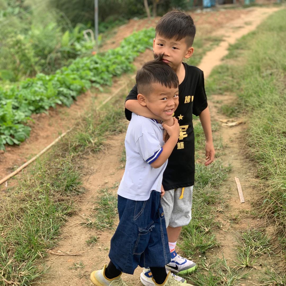 我家有2个爱打篮球小子