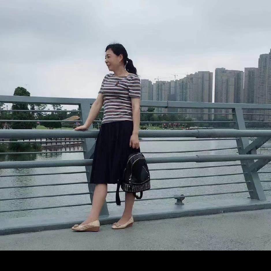 彭丽。