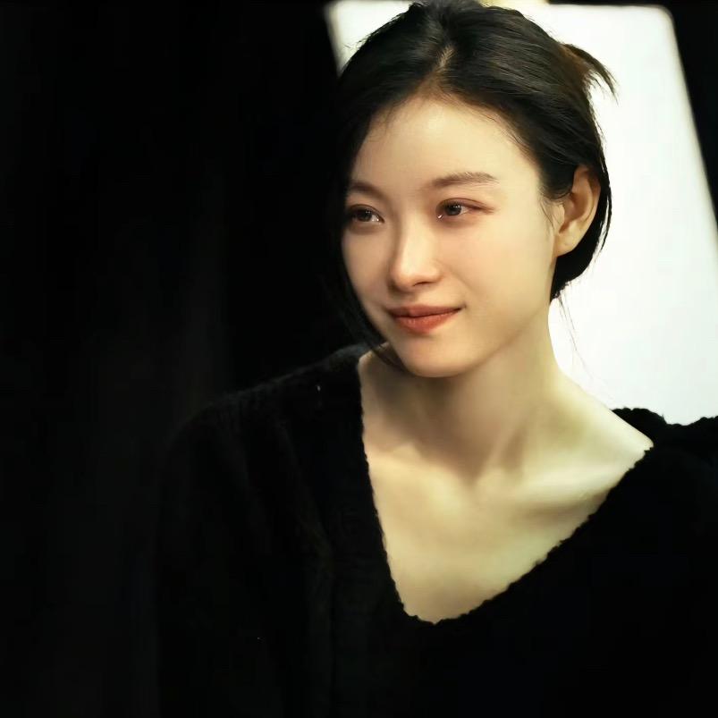 小何.