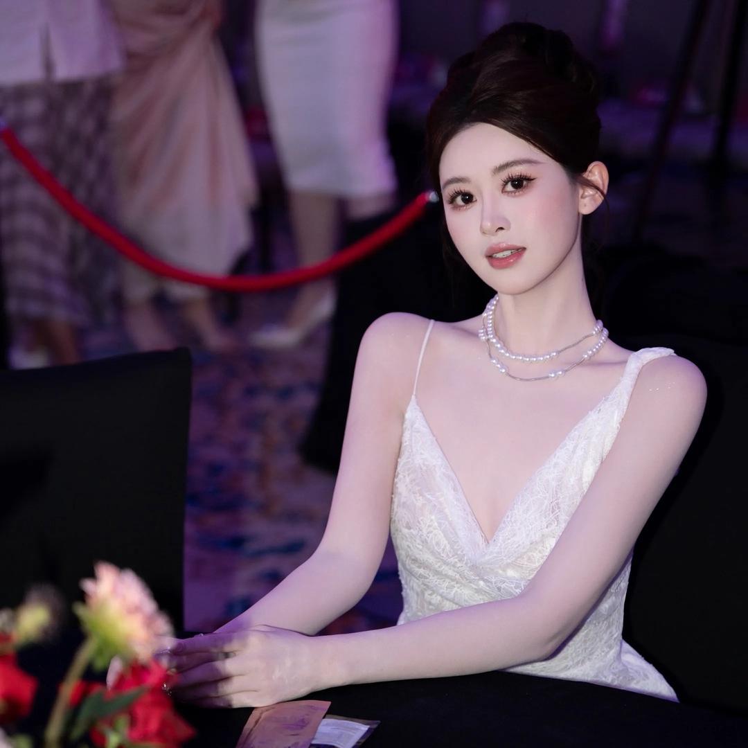 浩哥女装- Moment