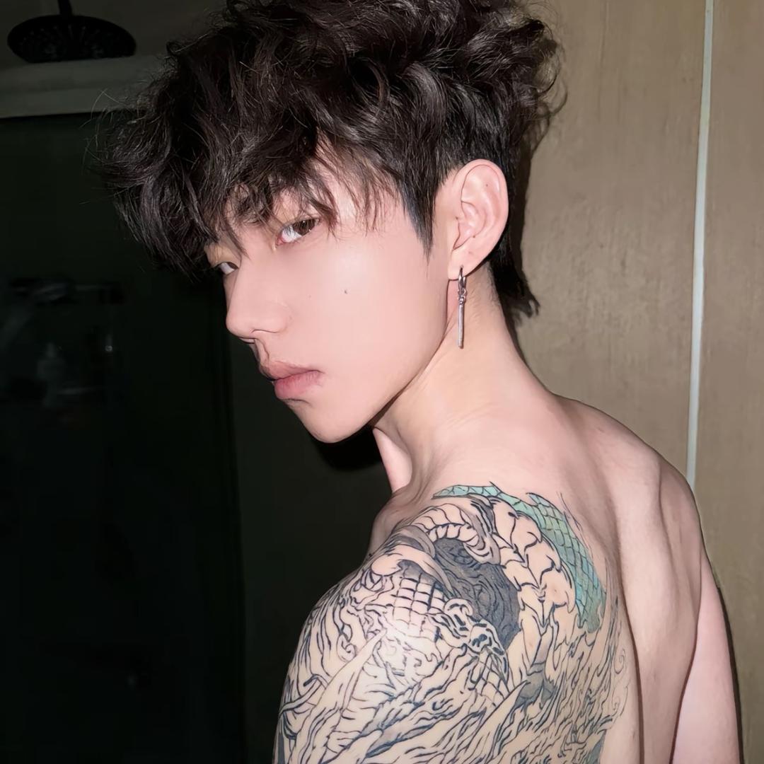 刘闻钦.