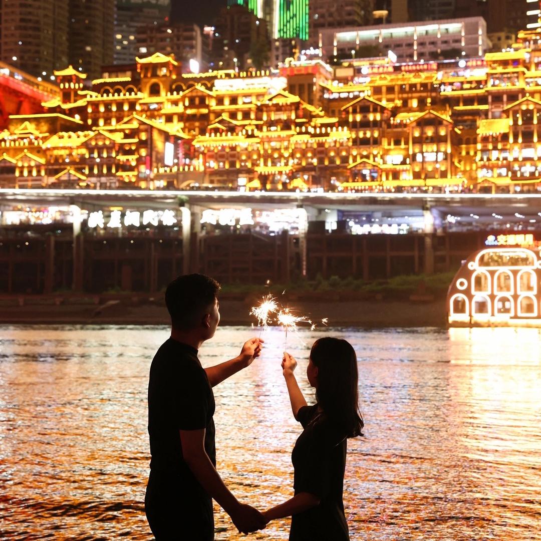 洪崖洞小刘在拍照📷