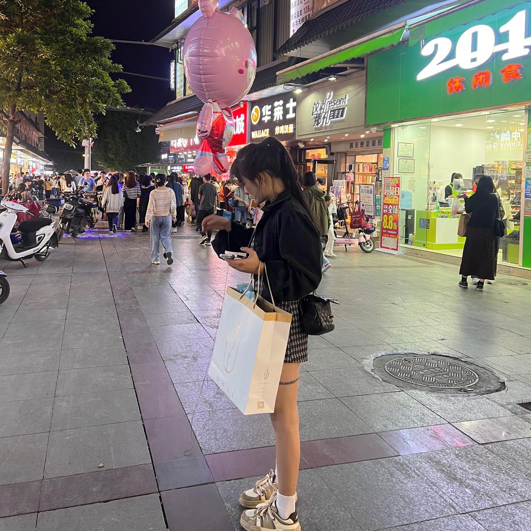 婷婷爱吃辣条