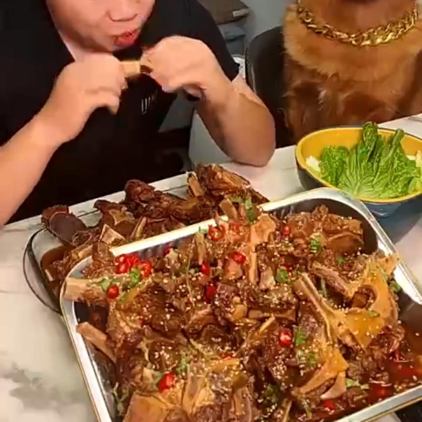 彭小云（大口吃肉）