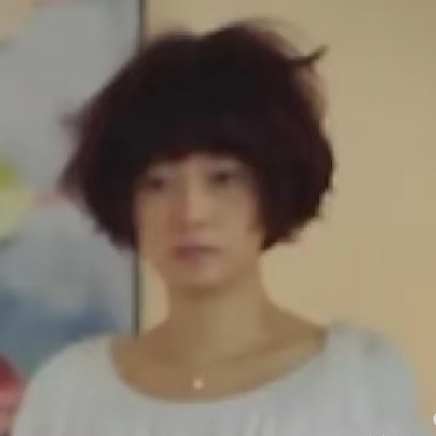 一朵风中摇曳的水仙花