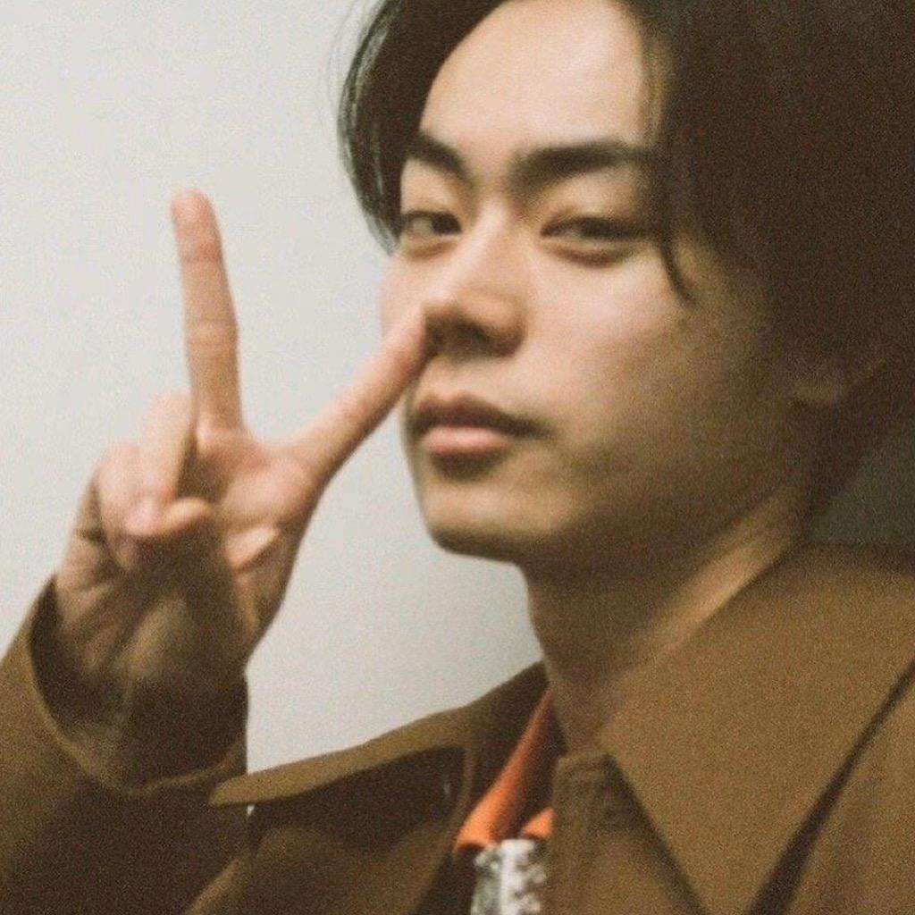 坐在后山看帅哥