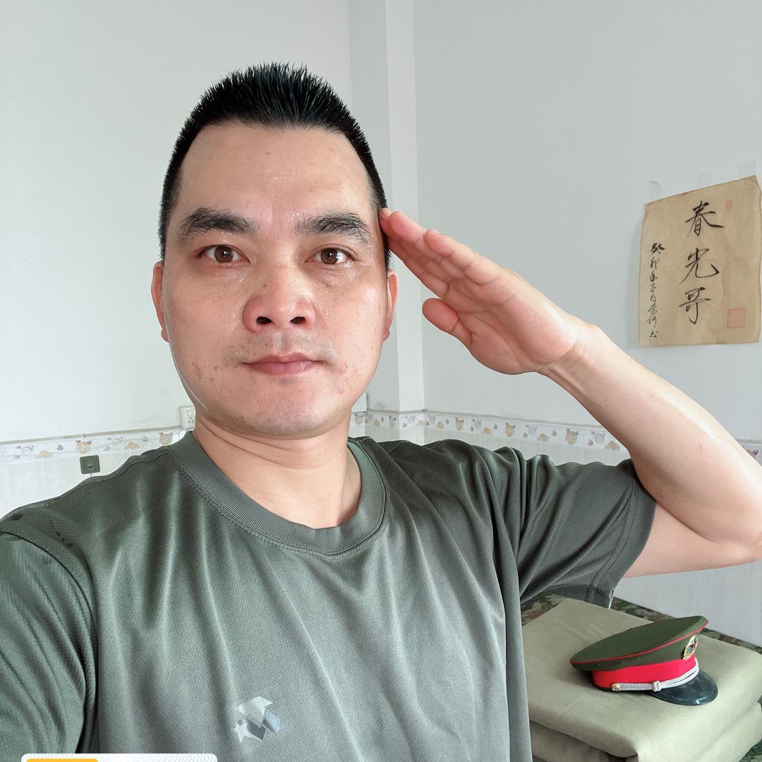 春光哥（在家练出马甲线）
