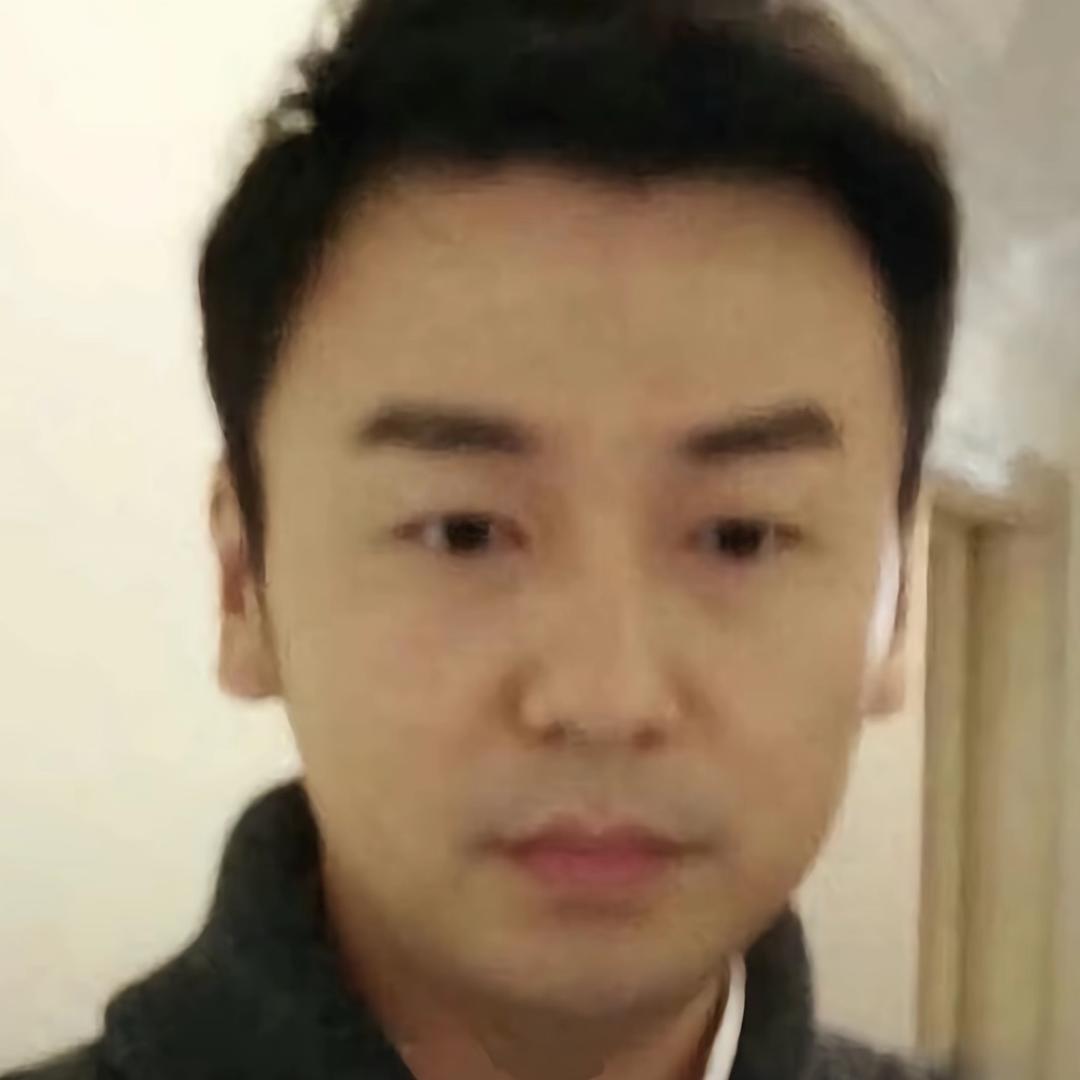 一朵风中飘摇的向日葵🌻