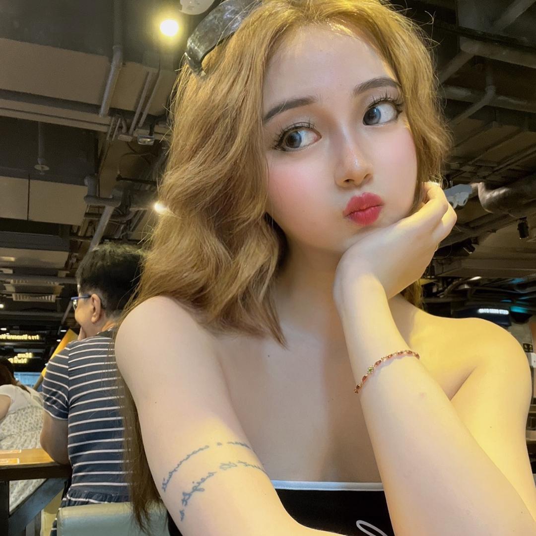主唱 蚊小白Mia
