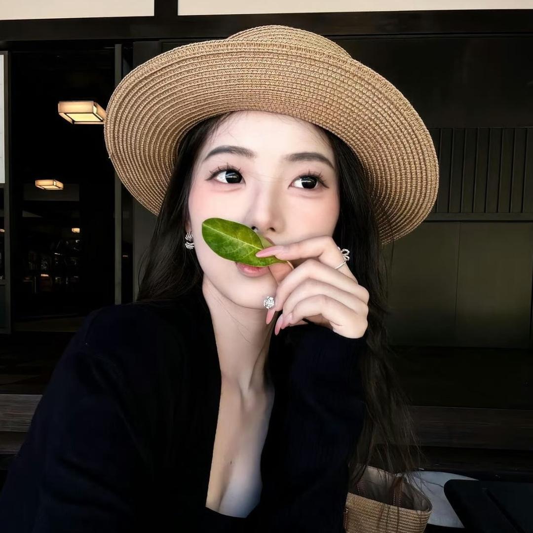 女 主 角