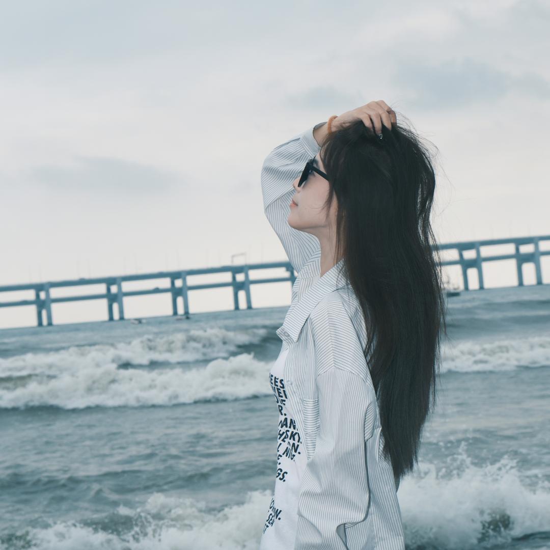 小浅玖.