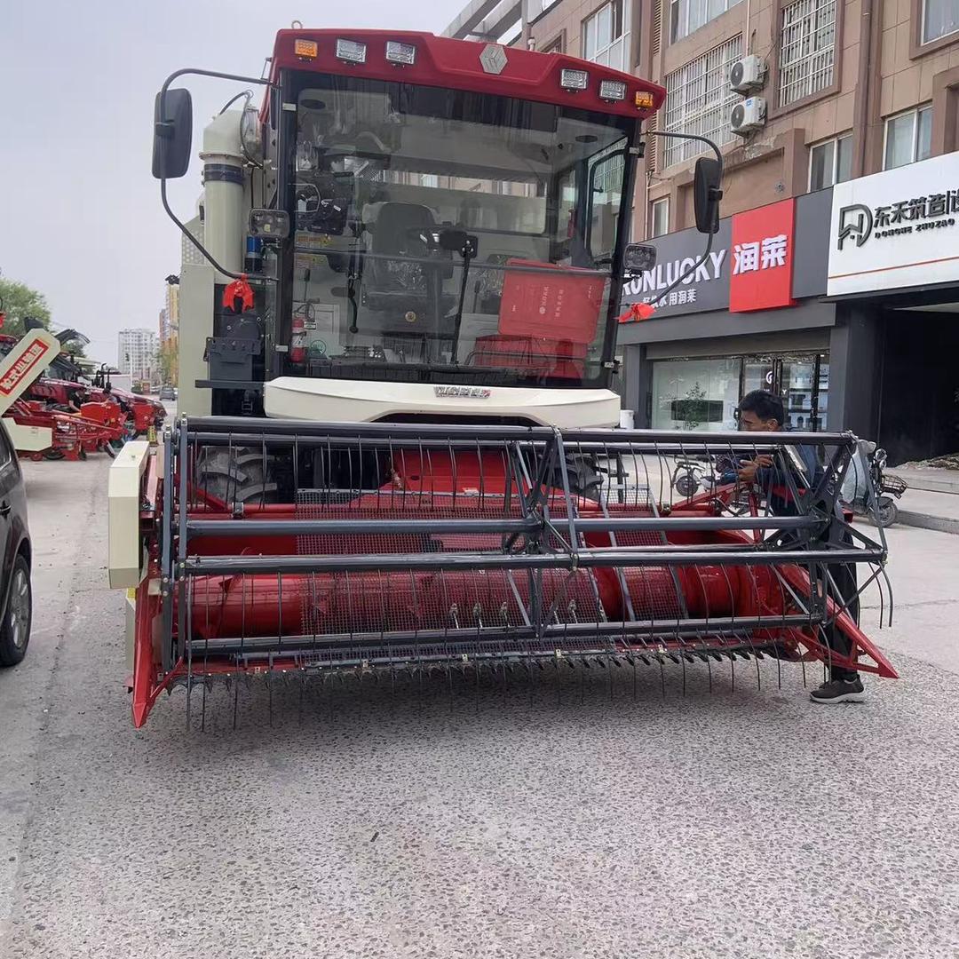 00后玩农机小伙