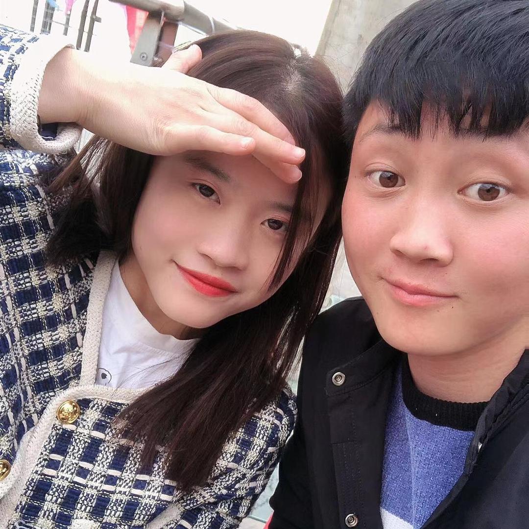 90后喜欢开挖机的小伙子