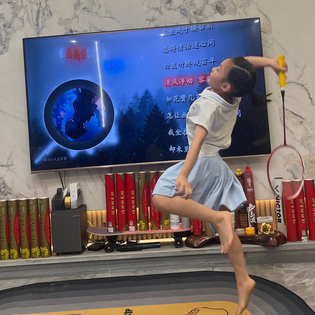 可乐爱打羽毛球