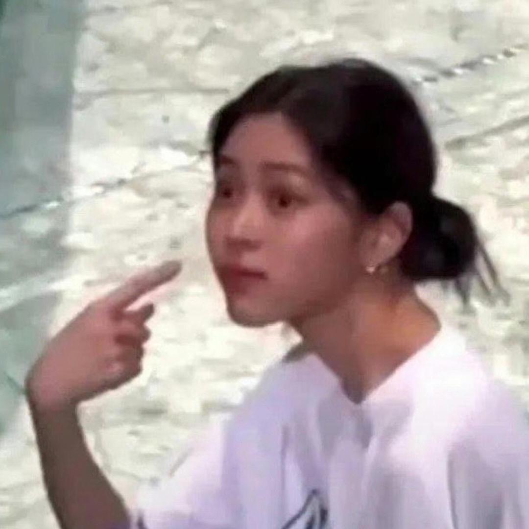 就那女的