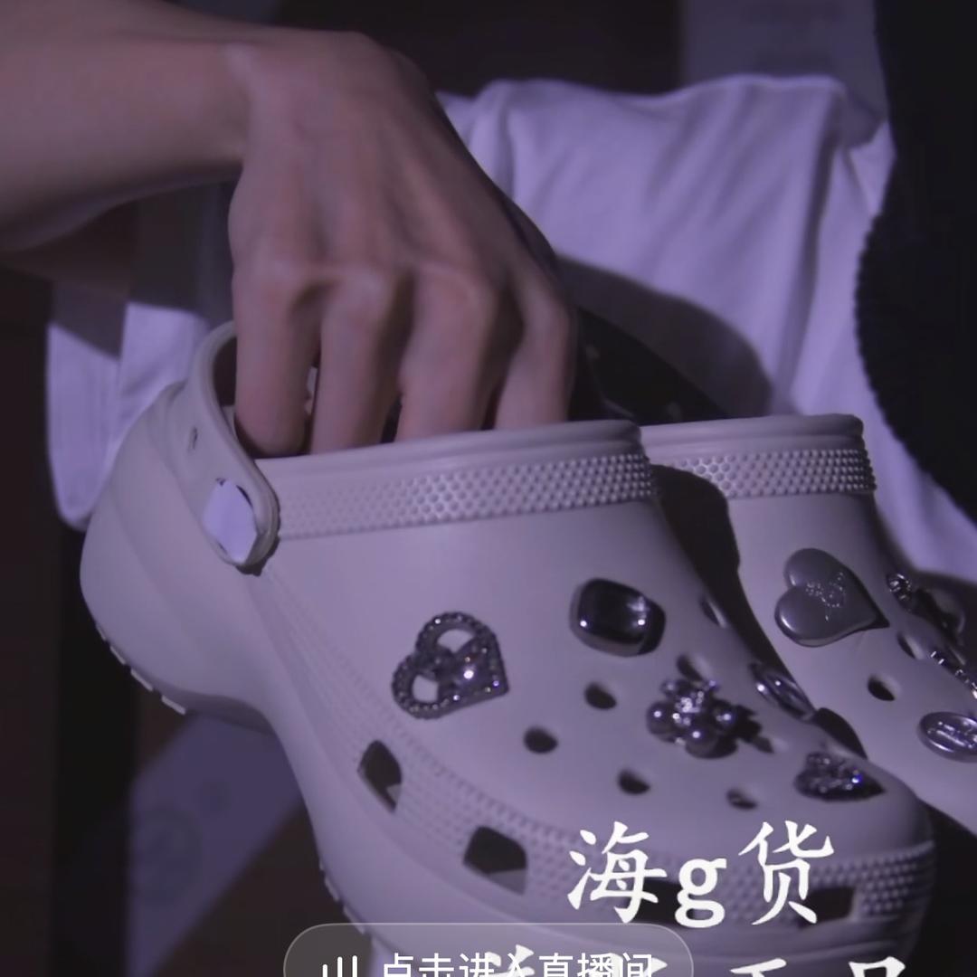 奢侈多多洞洞鞋