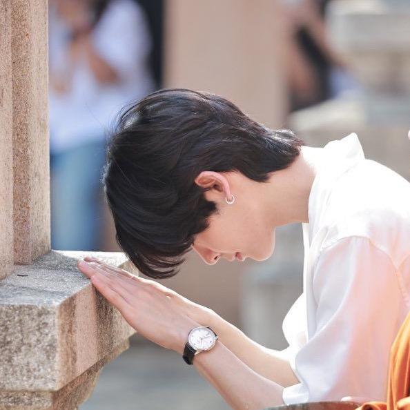 挥着砍刀的女孩JSY