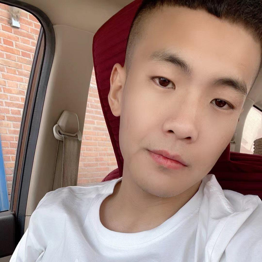 埋头苦干狂炫米饭。