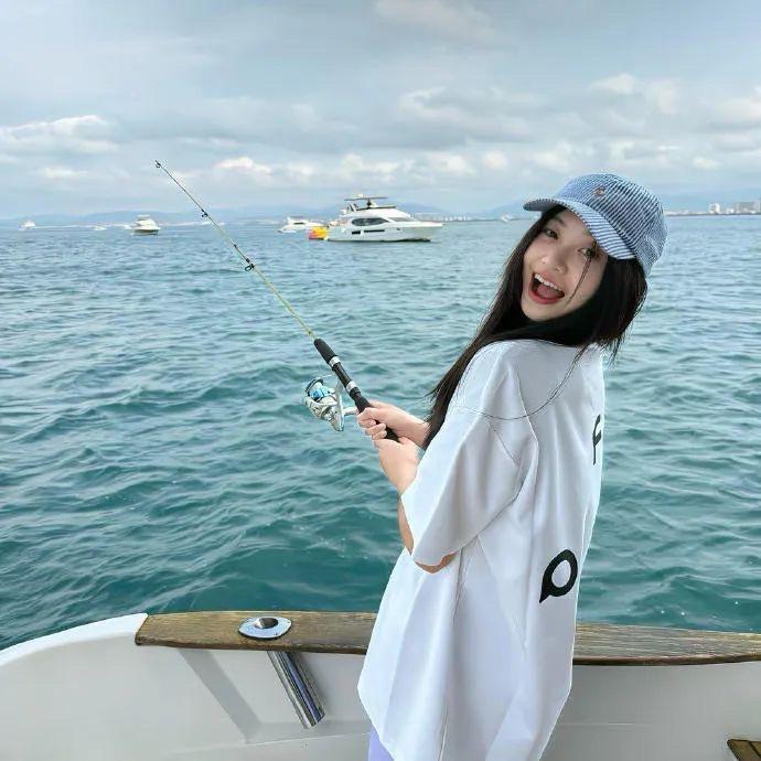 曼.