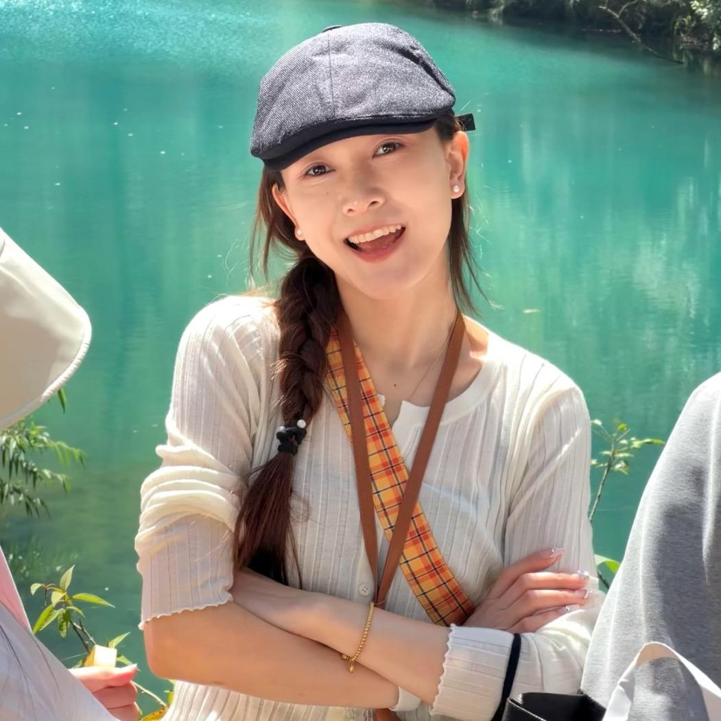 挥着大刀的女孩
