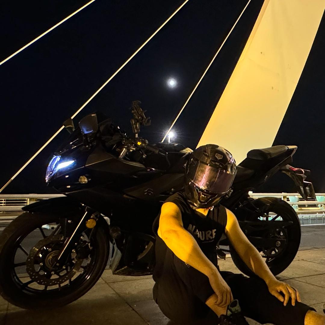 旭哥骑着摩托去滑雪完喽去健身