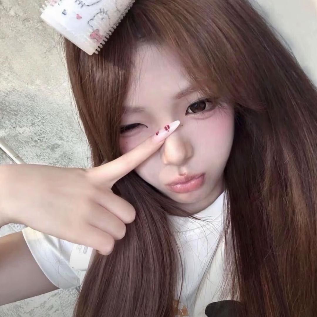 QQ^