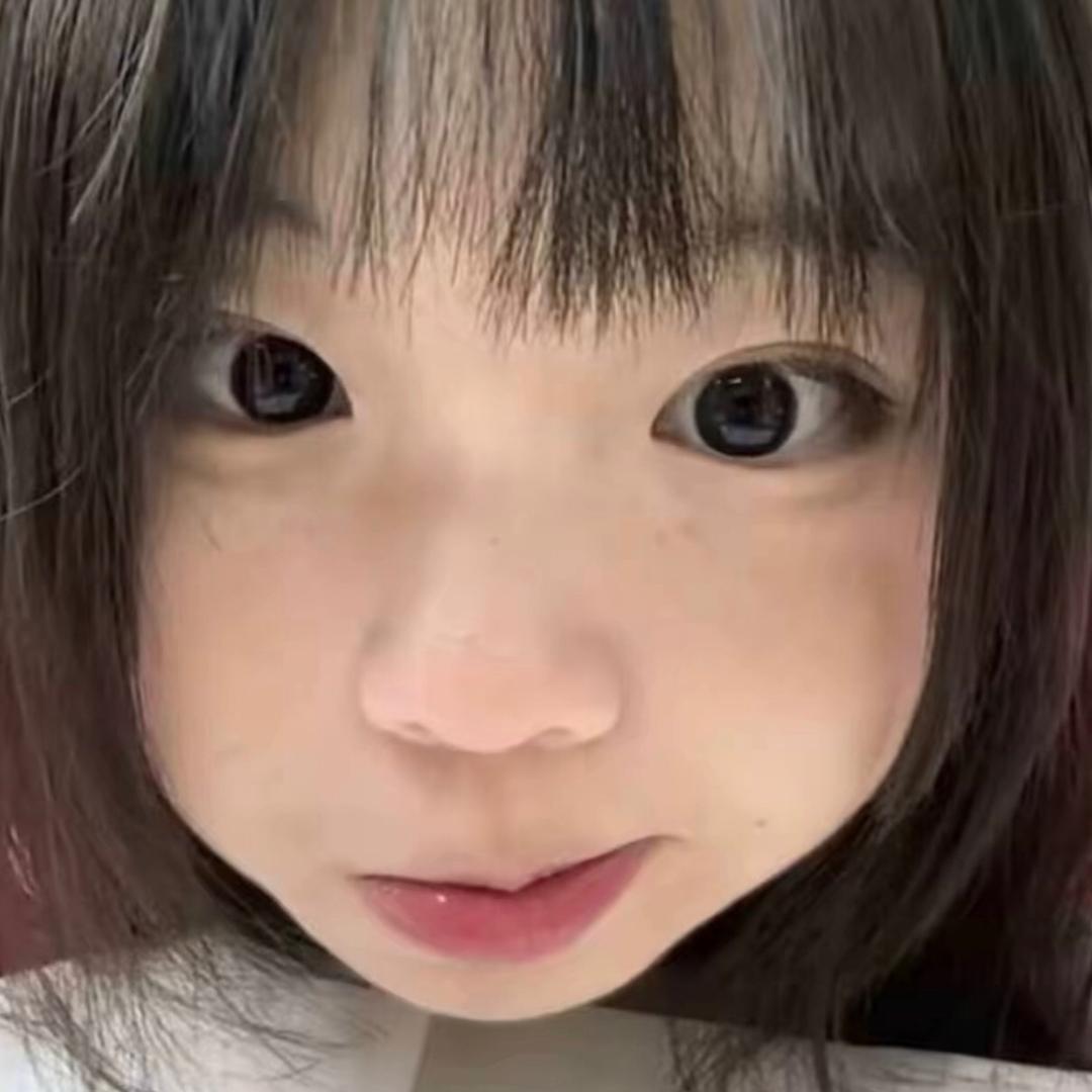王依彤.