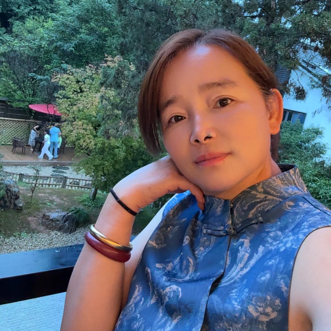 种菜的小姐姐