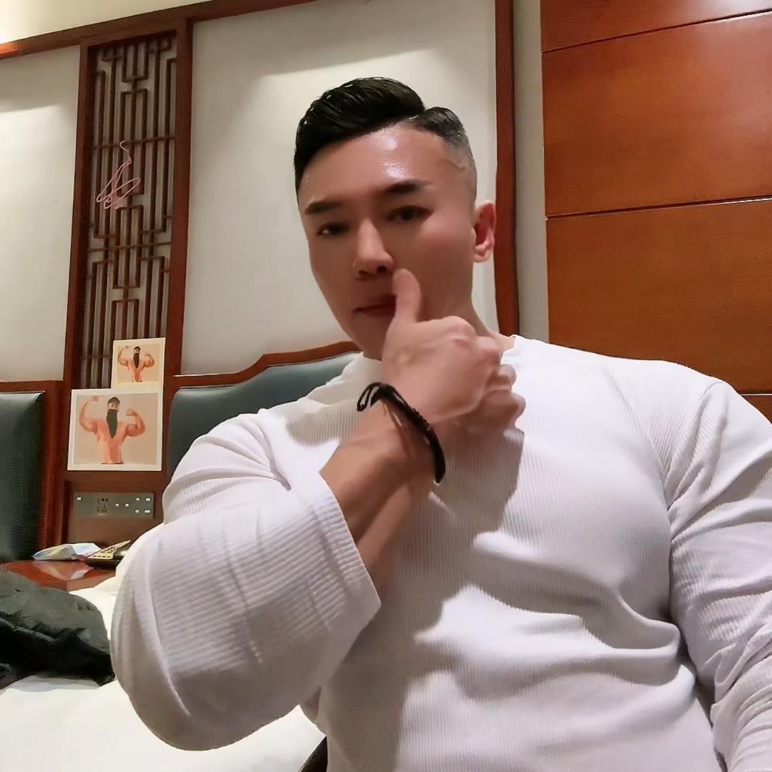 白衬衫大叔9999