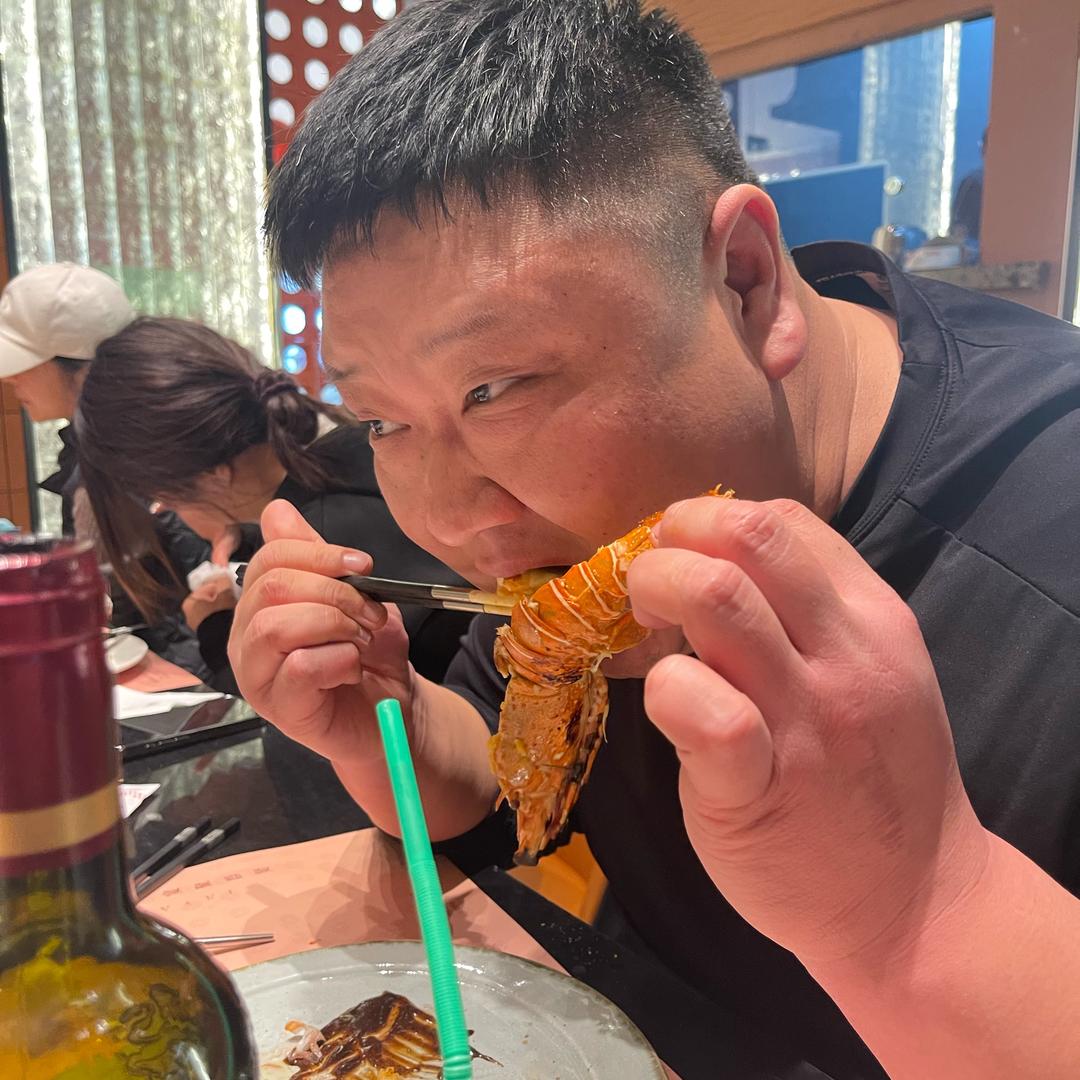 练出腹肌的胖二