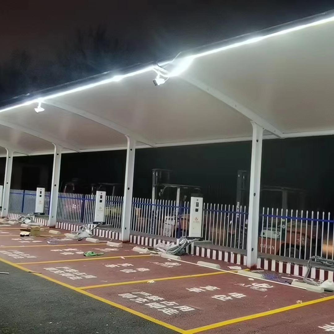 站着看充电桩
